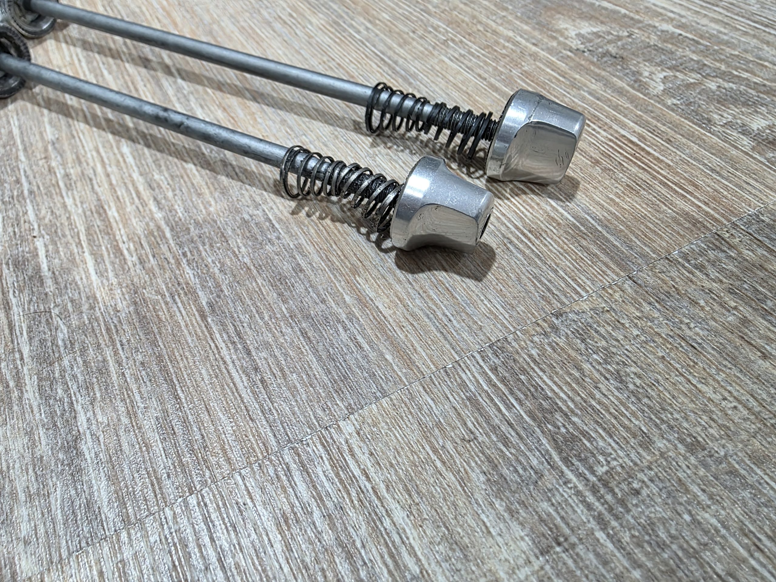 Dura Ace 7700 Schnellspanner – Bild 2