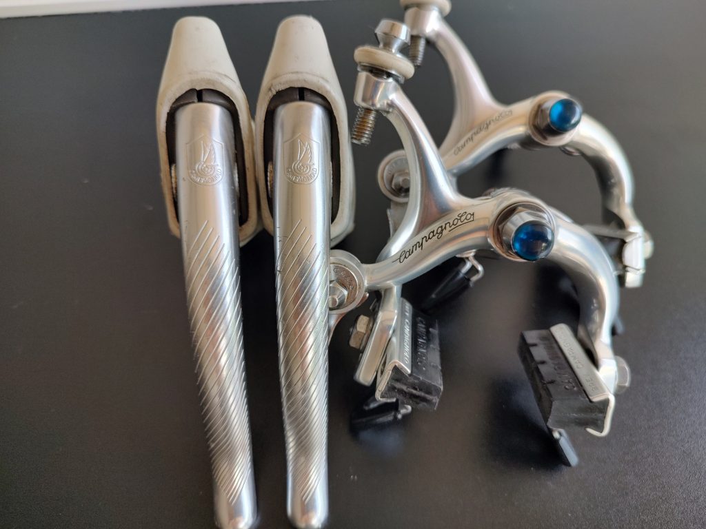 Originale Campagnolo Cobalto Bremsen, mit den dazu passenden Bremshebeln.